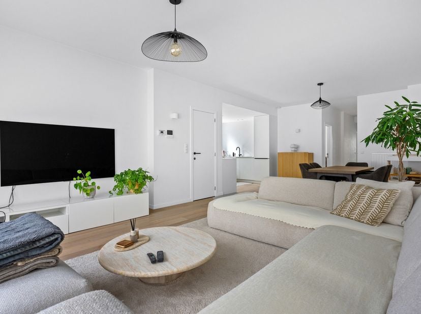 Lichtrijk gerenoveerd gelijkvloers appartement met garage en tuin<br />
Dit appartement werd gerenoveerd ca. 2022 en is kwalitatief afgewerkt. Het bev