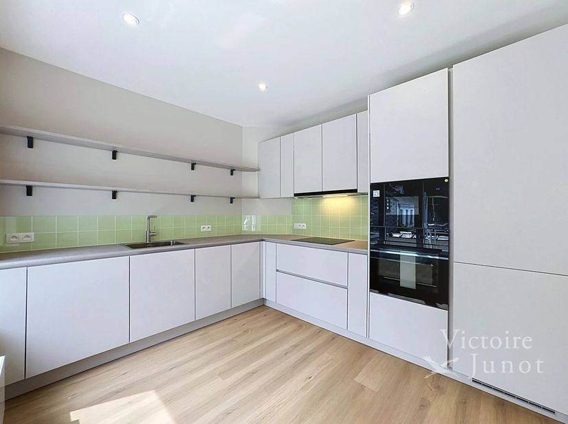 Voogesteld Mike Doolaeghe - Tel.: +32 471 65 85 85 - E-mail: mike.doolaeghe@victoire.be<br />
Victoire Junot biedt dit mooie appartement aan van 86 m²