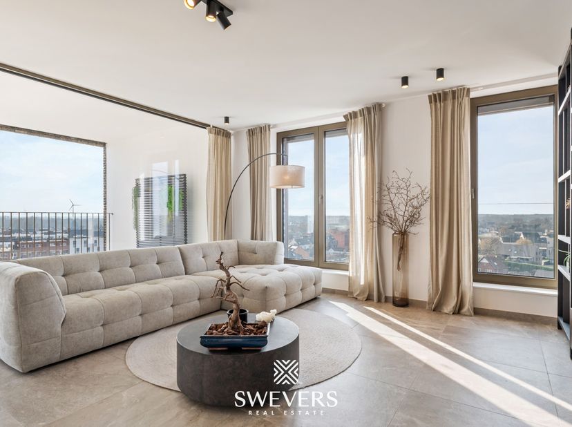 Voor meer info en foto’s, surf naar www.swevers.be – Dit instapklare penthouse op de achtste verdieping in Beringen werd gebouwd in 2022 en combineert