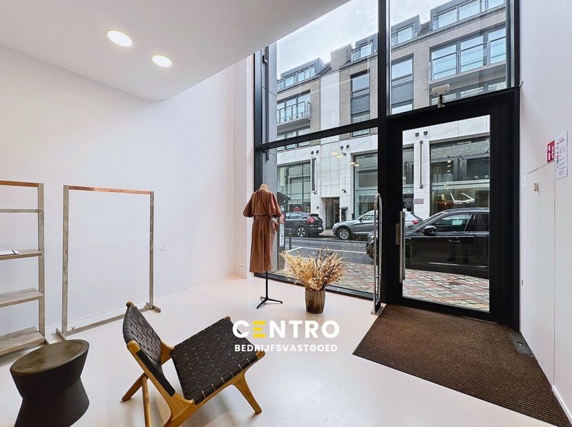 Benaderende OPPERVLAKTEN:<br />
Constructie - bewoonbare oppervlakten<br />
Gelijkvloers: 97m²<br />
Verdieping: 58 m²<br />
Terras (1°v): 27 m²<br />