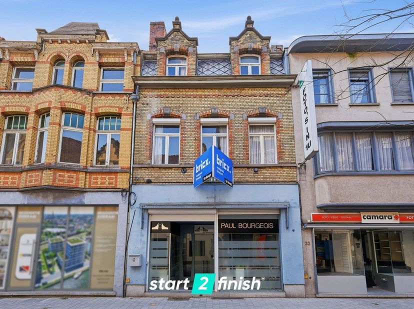 Op een centrale ligging in de Marktstraat bevindt zich dit veelzijdig, naar eigen smaak te renoveren, handelshuis. De eigendom combineert een commerci