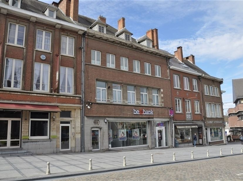 Gelegen op de bovenste verdieping van een klein gebouw zonder lift met uitzicht op de Grote Markt, tegenover de collegiale kerk, 1-2 slaapkamer appart
