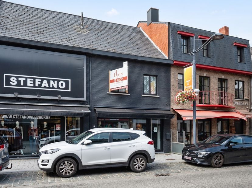 In het levendige hart van Tremelo bevindt zich dit uitstekend gelegen handelspand met woonst.<br />
<br />
Dankzij de sterke visibiliteit en de vele p