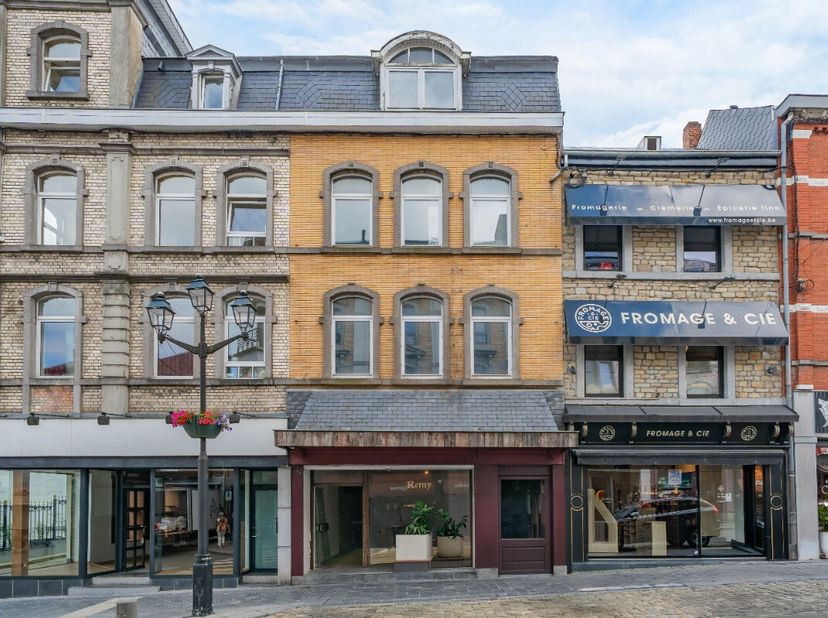 ERA B-LUX biedt u deze handelswoning aan, ideaal gelegen in de Rue du Vivier in Bastogne.Dit pand geniet van een strategische ligging in het stadscent