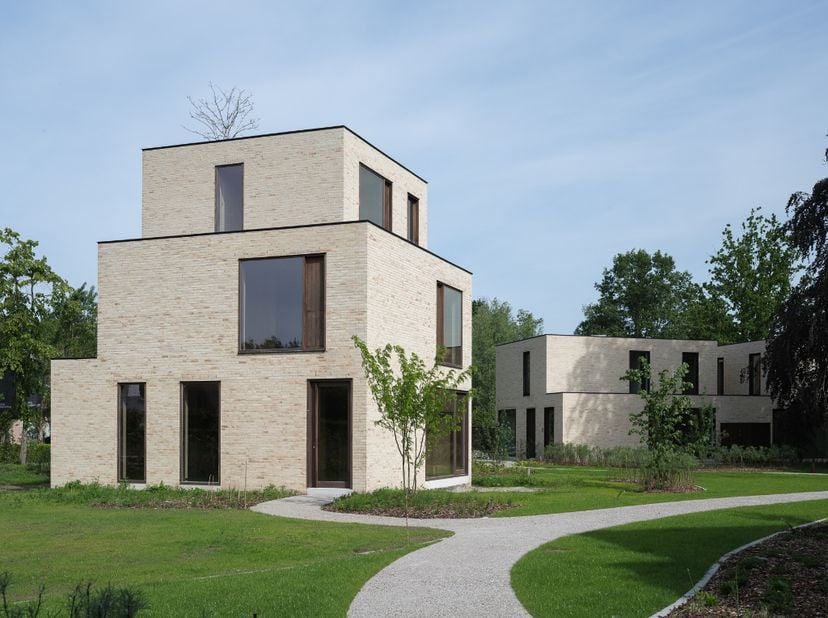 Architecturale woning (CAS Architecten) met onder meer drie slaapkamers en twee badkamers, gelegen in het gegeerde Drongen.<br />
<br />
Deze halfopen