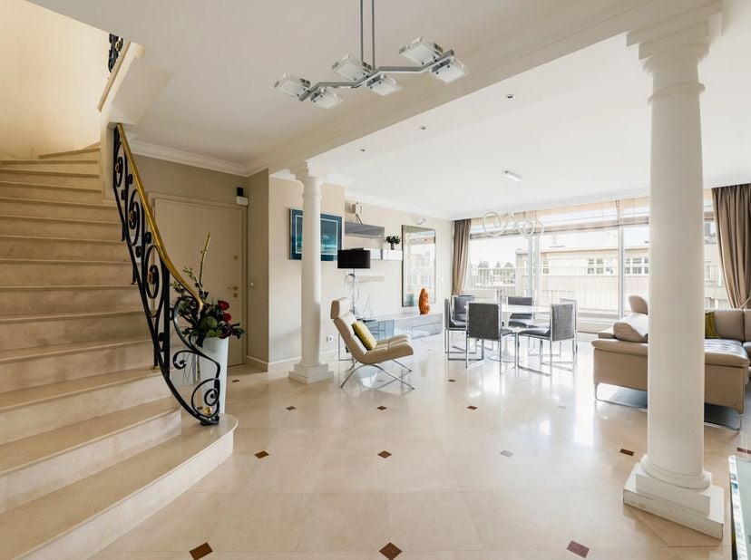 À 30 m de lavenue Franklin Roosevelt, à côté du Bois de la Cambre, superbe duplex penthouse de ±330 m² niché aux 7e et 8e étages dun immeuble emblémat