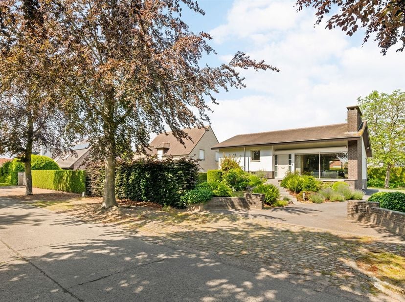 Villa op een perceel van 900 m² in het gegeerde villapark De Piste te Zulte.<br />
<br />
Deze uitstekend onderhouden woning biedt een ruime lichtri