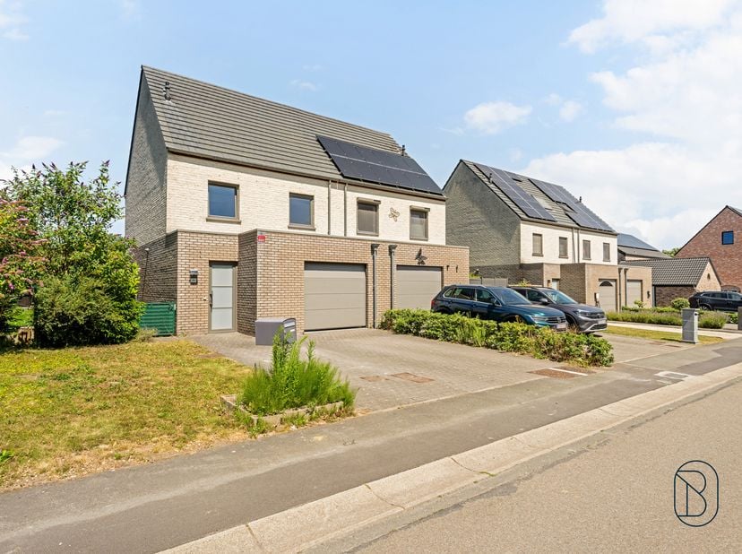 Te koop: recente halfopen woning met 3 slaapkamers en tuin<br />
<br />
Deze recente halfopen woning (2013) combineert modern wooncomfort, een praktis