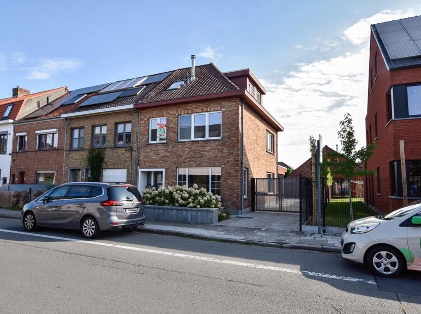 Bent u op zoek naar een charmante gezinswoning op gunstige ligging? Dan is deze prachtige halfopen woning zeker iets voor u!Deze woning combineert mod