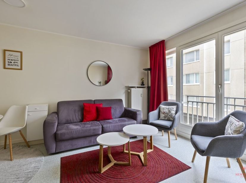 Dit verzorgde en bemeubelde studio-appartement is gelegen in Oostende, op een centrale ligging met tal van winkels, horeca en openbaar vervoer op wand