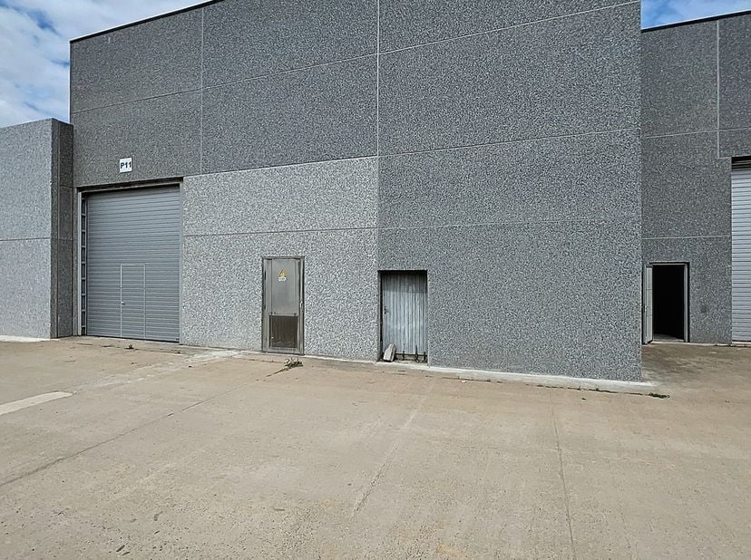 Benadererende OPPERVLAKTEN:<br />
Constructie - bewoonbare oppervlakten<br />
Magazijn: &amp;nbsp;250 m²<br />
Parking voor de loods<br />
<br />
INDELING