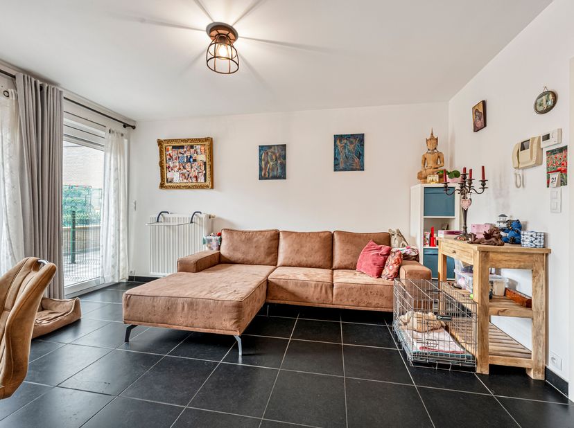 Op een steenworp van de dorpskern van Boezinge vinden we dit recent en verzorgd éénslaapkamer appartement.<br />
Troeven:<br />
Rustige ligging<br />