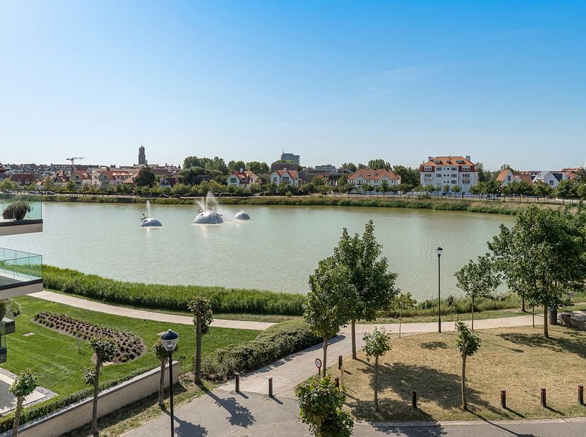 Ruim en zonnig appartement met panoramisch zicht op het Zegemeer, gelegen in de villa-residentie Maracana. Mogelijkheid tot aankoop van een ruime gara