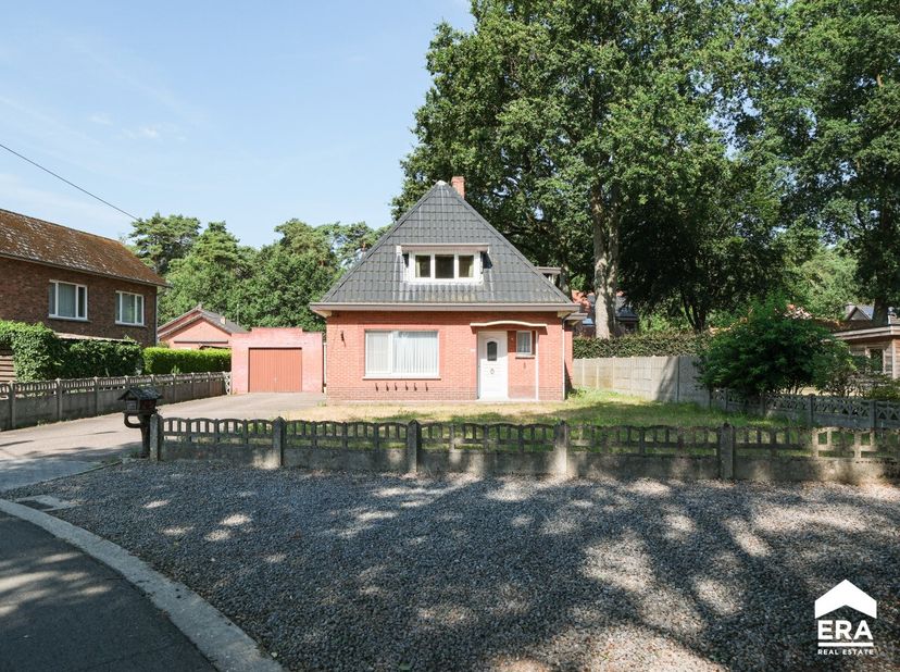 Woning op een perceel van 649 m² Op zoek naar een woning die u volledig naar eigen smaak kunt renoveren? Deze woning is rustig gelegen op een perceel