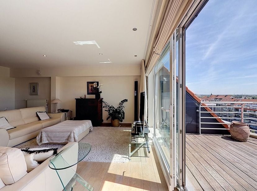In de residentie Saturnus bevindt zich dit verzorgde duplex dakappartement, waar ruimte, comfort en prachtige open zichten perfect samenkomen. Gelegen