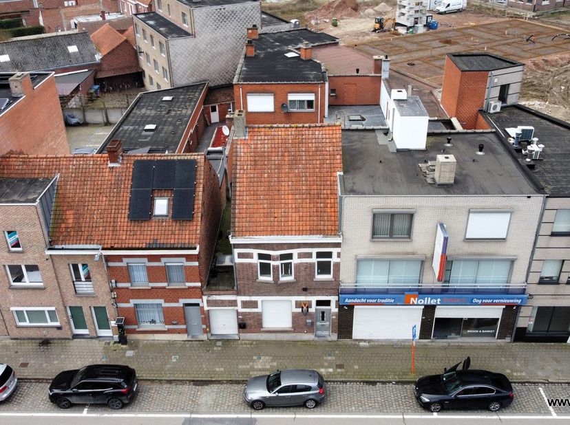 Immeuble avec un rendement net de 4,5% à vendre à Roulers.<br />
<br />
La propriété se compose d'un local commercial de 110m² actuellement utilisé co