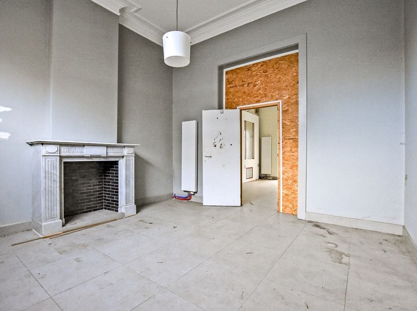 Ruime woning met tal van mogelijkheden en een bewoonbare oppervlakte van 406m². Vraag ons naar de ontwikkelingsmogelijkheden. Welkom in deze karakterv
