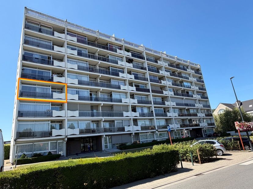 Dit appartement is centraal gelegen in Lanaken, aan het Molenweideplein, op de 3de verdieping van residentie "Pietersheim".<br />
<br />
De woonkamer