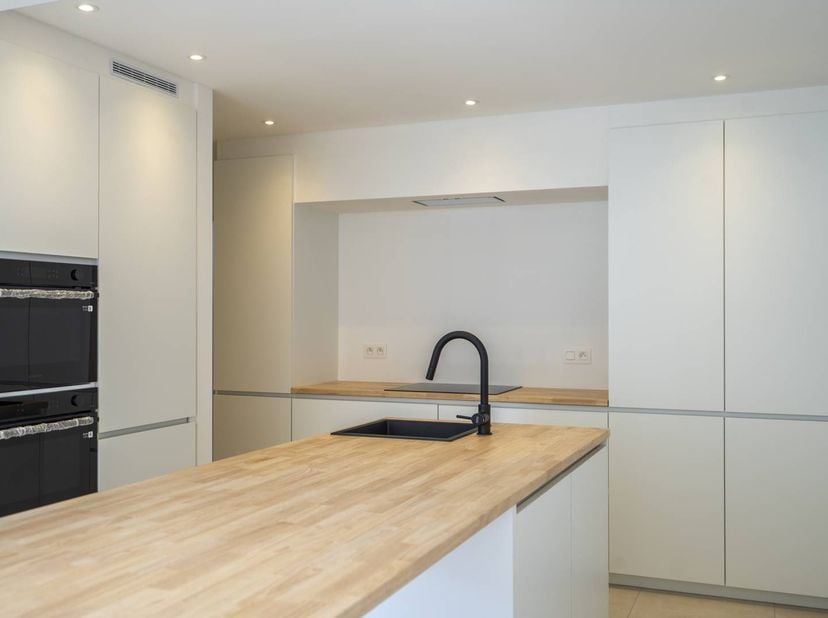 Dit volledig gerenoveerd appartement met 1 slaapkamer geniet van een gunstige locatie in het centrum van Waregem. Het appartement met privaat terras i