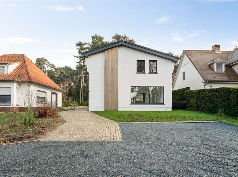 Energiezuinige, hoogwaardig gerenoveerde 3slpk. woning op 7a38ca<br />
Ligging: Gelegen nabij het centrum van Herentals alsook in een zeer bosrijke om