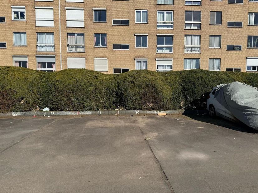 Autostaanplaats op gunstige en centrale locatie!<br />
Ligging: Gelegen op een gunstige en centrale locatie achter een residentieel appartementsgebouw