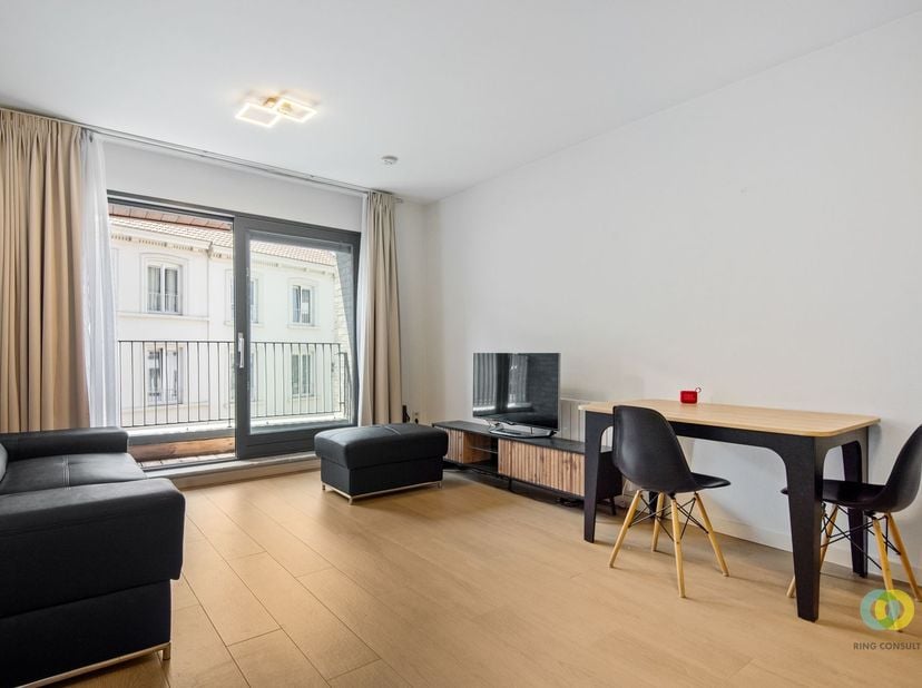 Situé au cur de Bruxelles, à quelques pas des commerces, des restaurants et de nombreux immeubles de bureaux, ce charmant appartement meublé d'une cha