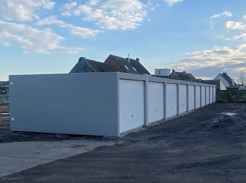 Langs de Dentergemstraat, de hoofdweg in de dorpskern van Markegem die de verbinding vormt met de centra van Wakken en Dentergem, ter hoogte van huisn