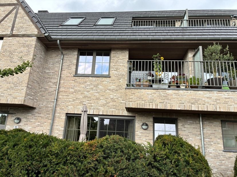 Dit instapklare gelijkvloers appartement combineert een praktische indeling met een topligging  nabij het dorpscentrum met winkels en openbaar vervoer