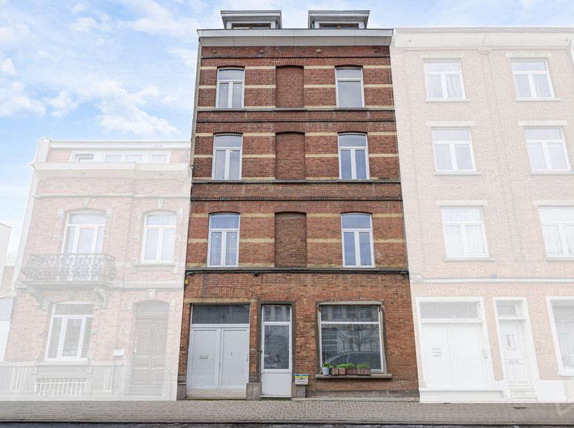 Info et visites - 02 315 51 71<br />
Idéalement situé et proche de toutes les commodités, We Invest a le plaisir de vous présenter ce superbe studio,