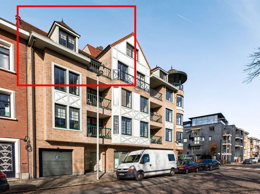 Deze woning bevindt zich op de Boekenberglei, in het hart van Deurne-Zuid, met het Boekenbergpark en Boelaerpark op wandelafstand.<br />
Via de inkomh