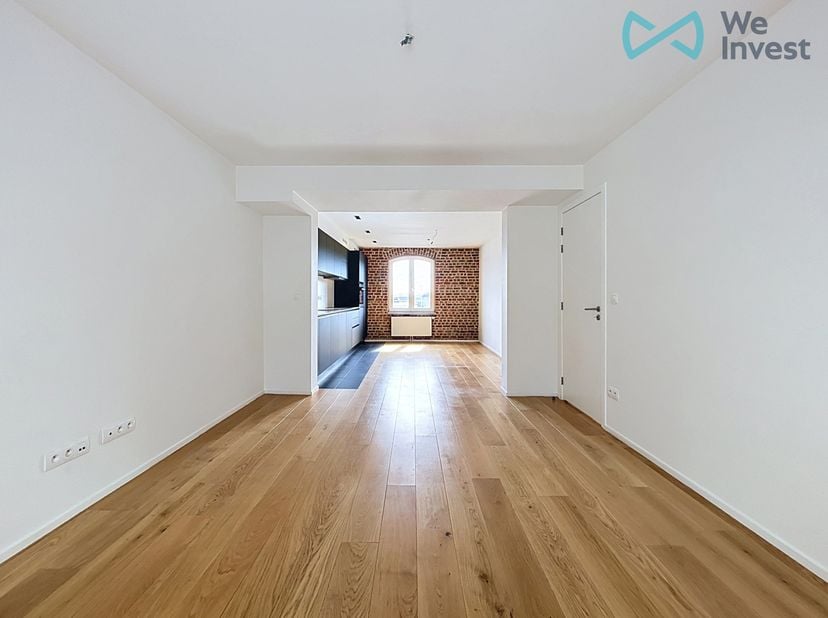 Mail: clara.ja@weinvest.be / Tel.: 0456 12 69 85<br />
We Invest biedt met plezier dit charmante en zeer lichtrijke appartement met twee slaapkamers a