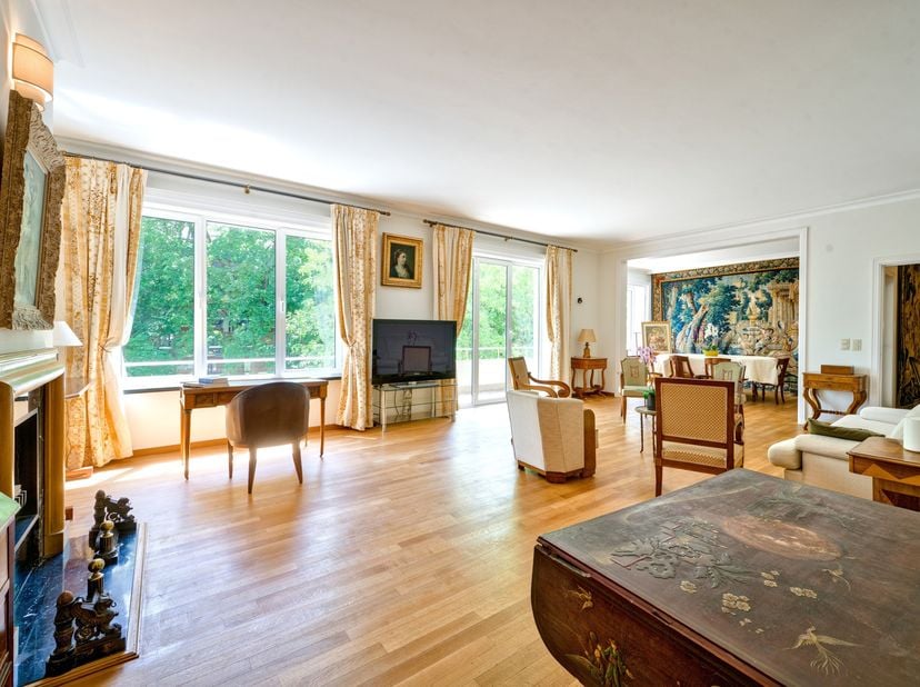 Au 2ème étage d’un immeuble de grande classe de 1964, commerces à pied, très bel appartement, +/- 170 m², très lumineux, jouissant d’une magnifique vu