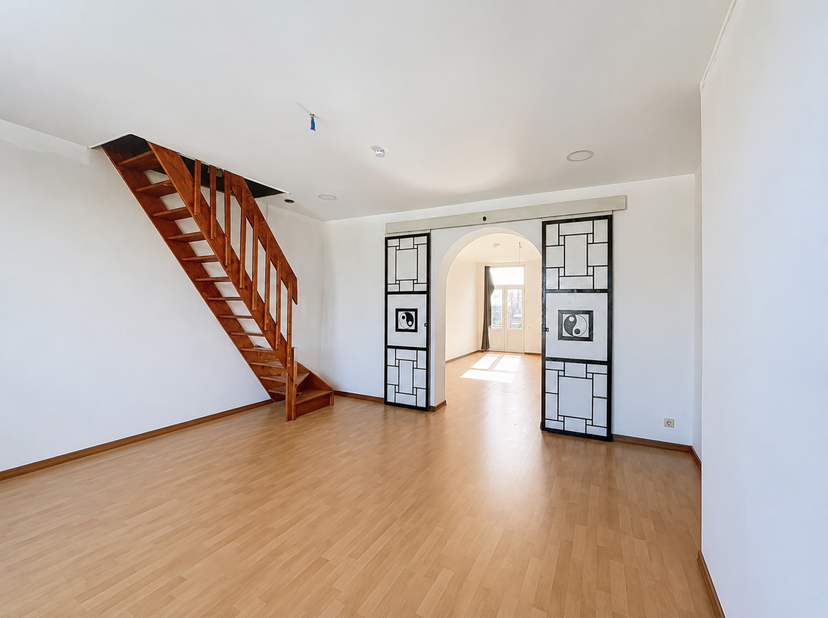 À proximité de l’av. Eugene Demolder, de l’av. Sleeckx et du parc du Hamoir, au 4E étage d’une petite copropriété, superbe triplex 4 chambres de ± 167