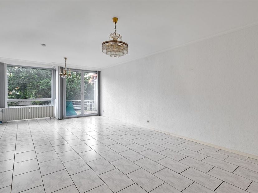 Appartement met 2 slpks en terras <br />
Dit appartement ligt aan de Bisschoppenhoflaan in Deurne, een locatie die zowel praktisch als centraal is. In