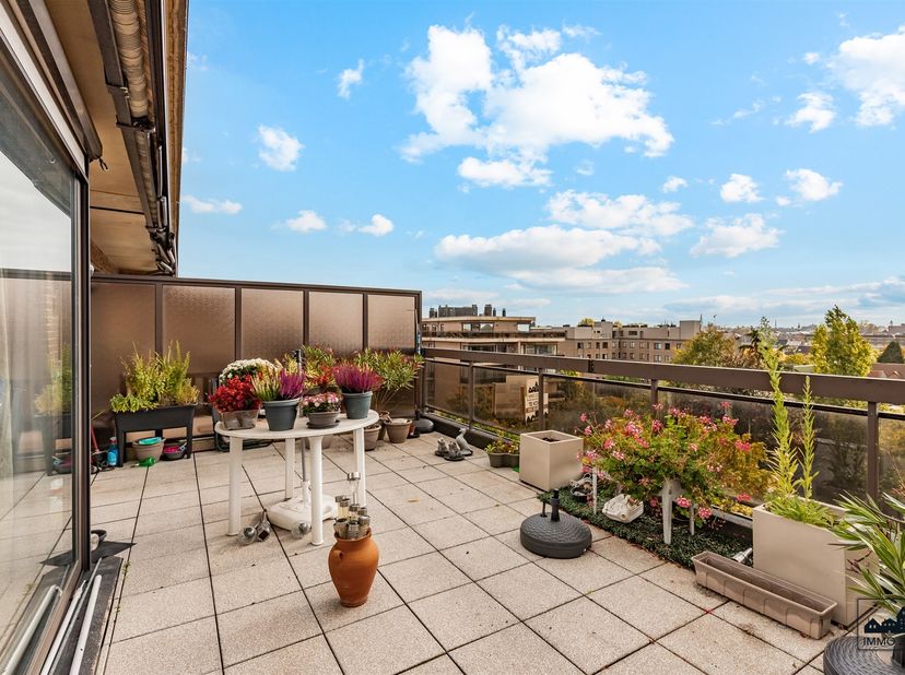 Bent u op zoek naar een ideale investering, centraal gelegen en met alle comfort? Lees dan zeker verder!<br />
<br />
Dit mooie en ruime appartement