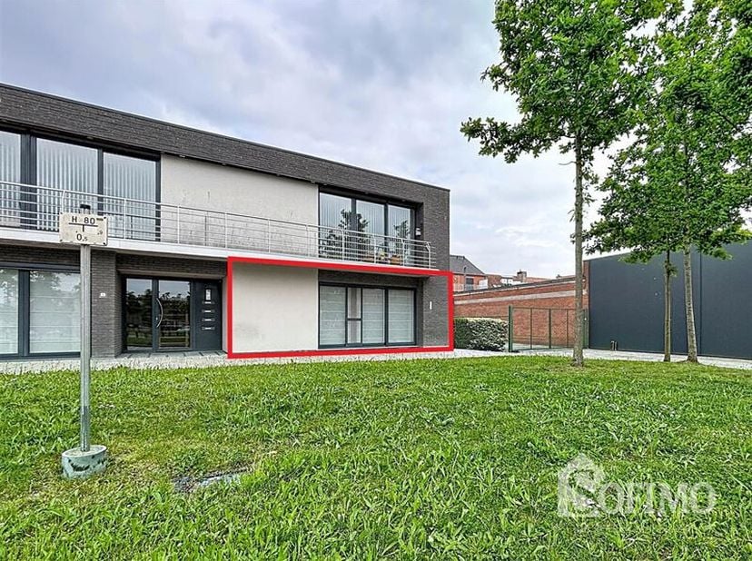 Ruim gelijkvloersappartement met terras en dubbele garage <br />
Het appartement omvat: een inkomhal met gastentoilet, ruime, open leefruimte met voll