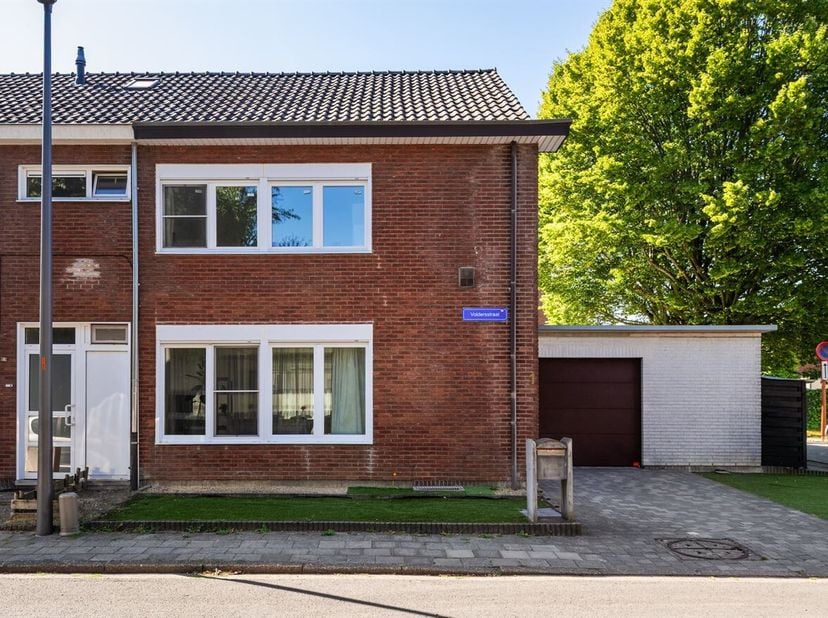 Instapklare gezinswoning met 3 slaapkamers, garage en tuin<br />
Omschrijving<br />
Gelijkvloers<br />
Via de inkomhal, voorzien van een gastentoilet