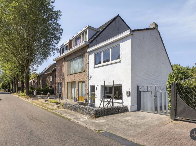 Voor verdere info of een vrijblijvende waardebepaling van uw eigendom: nessim@homixx.be of 03 653 11 96.<br />
Welkom in deze verrassend ruime halfope