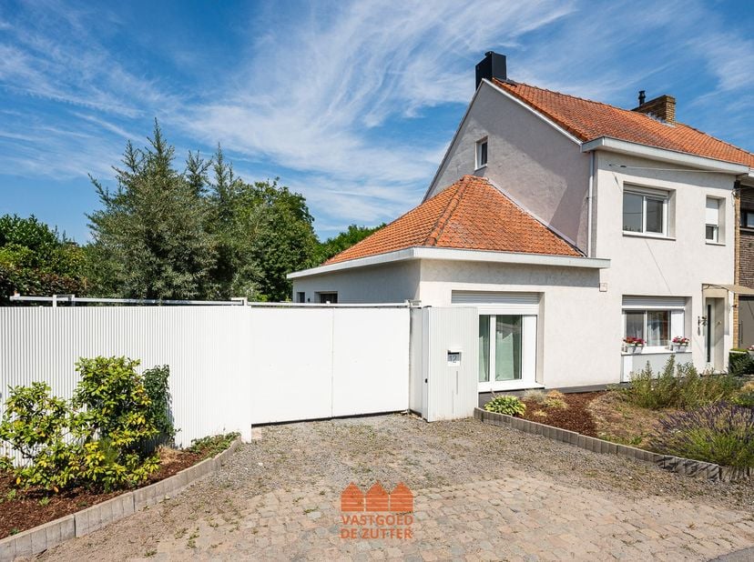 Aan de Oude Gentweg in Maldegem, op wandelafstand van het centrum, staat deze recent gerenoveerde halfopen woning. Met vier slaapkamers, twee badkamer
