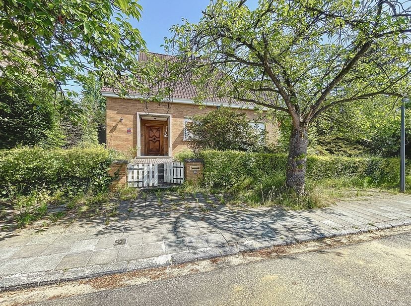 À proximité des Trois Tilleuls et de la Place Keym, situé dans une rue calme et verdoyante, superbe villa 5 chambres de ±415m² bruts avec garage et be
