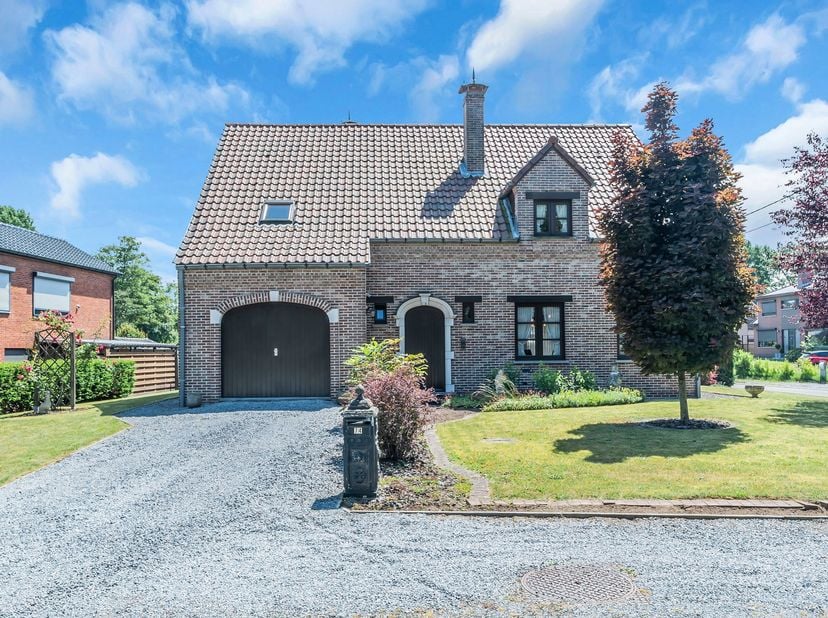 In een rustige en aangename woonwijk bevindt zich deze verzorgde open bebouwing op een perceel van 787 m². De woning combineert een warme, karaktervol