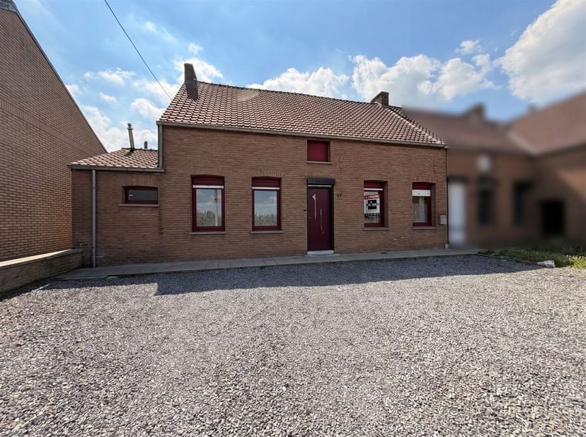 Mooie halfvrijstaande woning in het hart van het dorp Wiers, gelegen op een perceel van 4 are en 95 centiare.<br />
<br />
 <br />
<br />
Dit pand