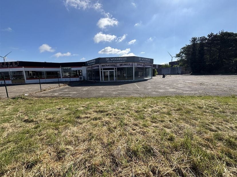 Bedrijfspand met toonzaal en burelen<br />
Ligging: Perfect gelegen vlakbij oprit E313 Geel west<br />
Indeling: Toonzaal, burelen, keuken, toiletten,