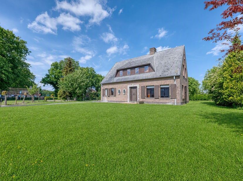 Bent u op zoek naar een ruime gezinswoning met veel mogelijkheden en een aangename tuin nabij de Lembeekse bossen? Dan is deze woning zeker een bezoek