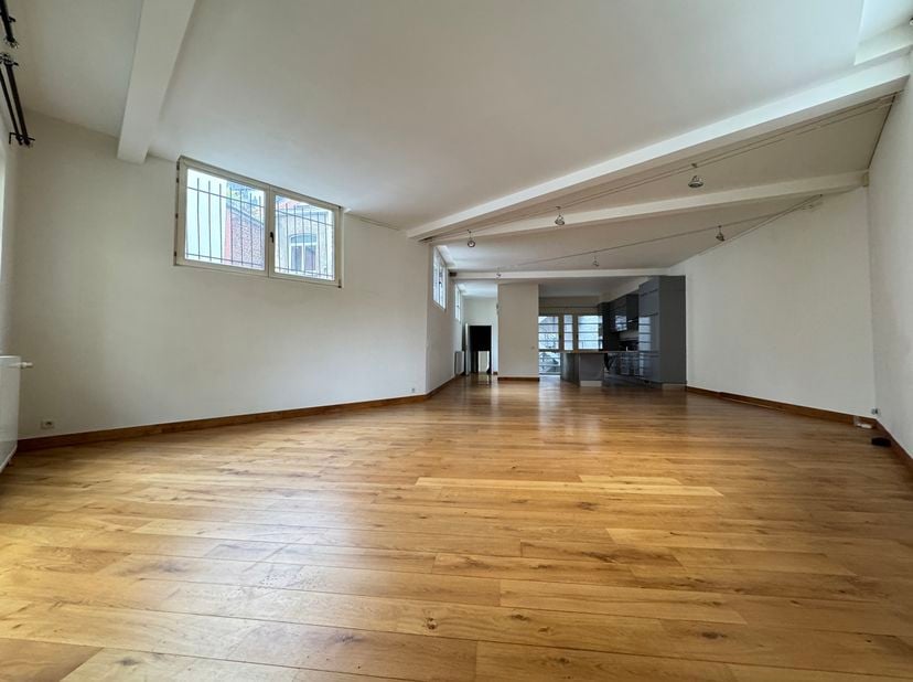 ️ ️ Loft lumineux de ±188m² avec suite parentale &amp;amp; terrasse – Altitude Cent<br />
Idéalement situé à proximité directe de l’Altitude Cent, dans un