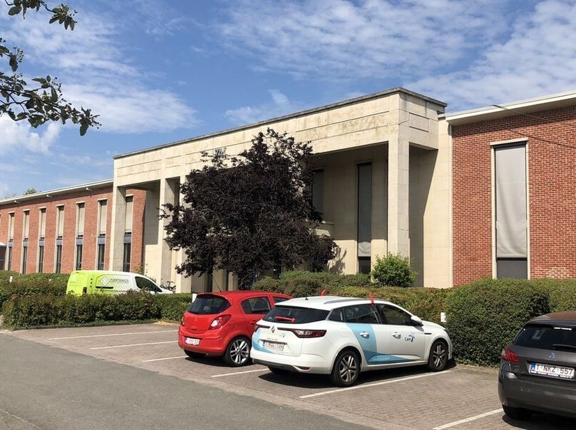 174,15m² de bureaux en sous-sol (rez-de-chaussée/-1)<br />
Emplacement : à 10min du ring 1; à côté de l'aéroport<br />
Spécifications : menuiserie alu