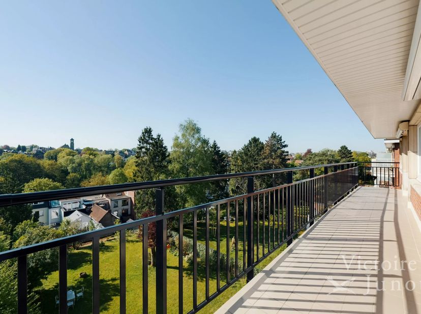 EXCLUSIVITE - Prachtig gelegen in een van de meest gewilde wijken van Woluwe-Saint-Pierre, biedt Victoire Junot dit ruime en comfortabele appartement