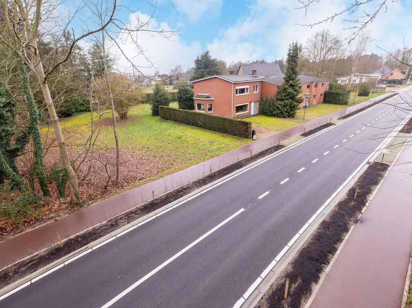 Te renoveren woning met 245m² stallingen.<br />
<br />
* Landbouwgebouw.  Wanneer men deze voor residentieel wonen wenst te gebruiken is een functie