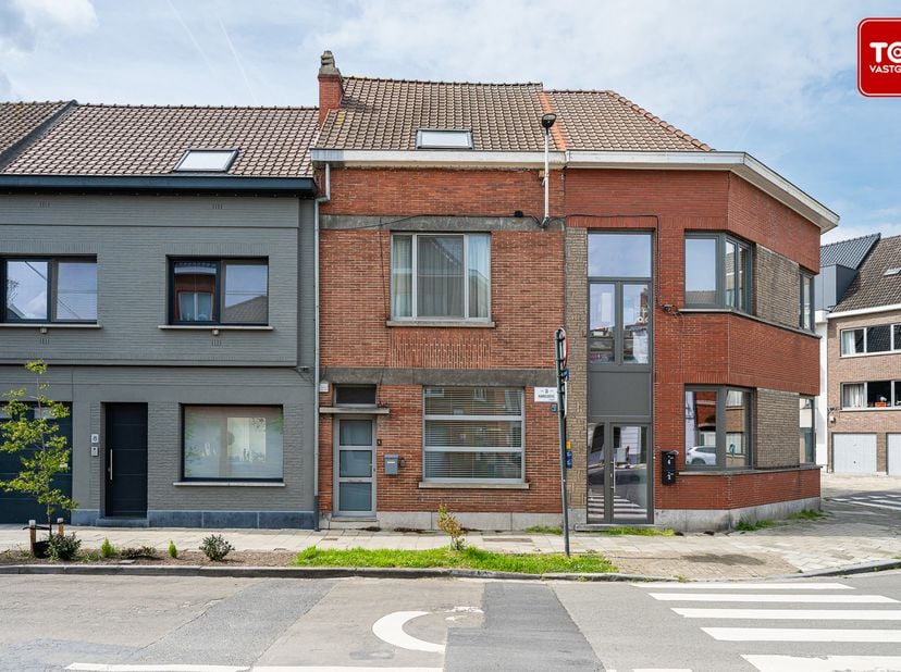 Deze charmante rijwoning met 4 slaapkamers en garage bevindt zich tussen het station Gent St-Pieters en het UZ gent. Werkelijk een toplocatie, strateg