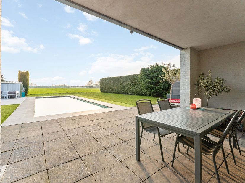 Deze prachtige villa in Weelde combineert luxe, comfort en energiezuinig wonen op een harmonieuze manier. De woning is gelegen op een perceel van 810